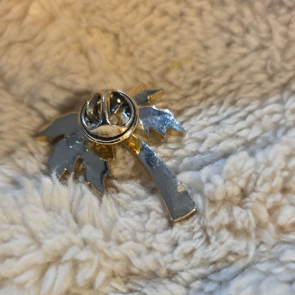 Loft Green Palm Tree Pin - Picture 3 of 4